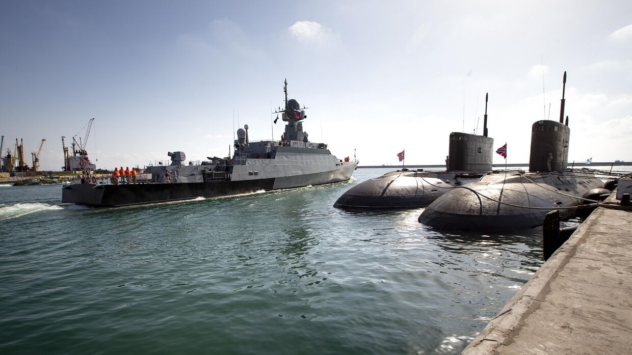 Малый ракетный корабль Великий Устюг покидает российскую военно-морскую базу в Тартусе, Сирия