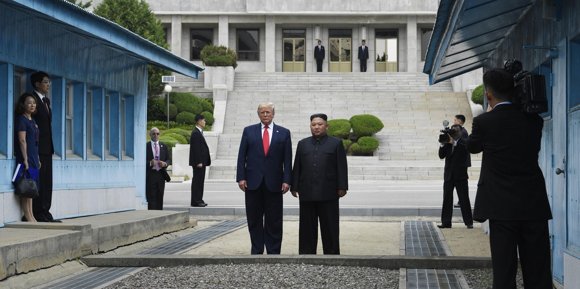 Президент США Дональд Трамп и лидер Северной Кореи Ким Чен Ын стоят на северокорейской стороне в демилитаризованной зоне, 30 июня 2019 года, в Пханмунджоме. - ИноСМИ, 1920, 17.08.2026