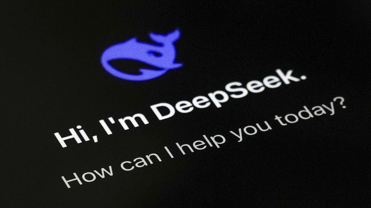 Страница приложения DeepSeek на экране смартфона в Пекине 28 января 2025 года