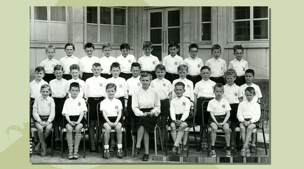 Класс Ж.-М. Троньё, он сам - крайний справа в нижнем ряду, кадр из видео Класс Ж.-М. Троньё, он сам - крайний справа в нижнем ряду, кадр из видео