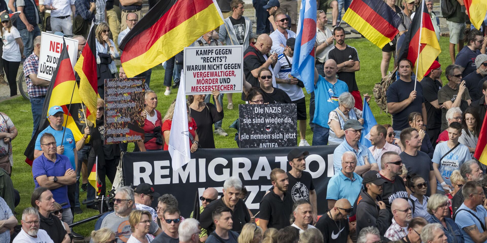 Сторонники ультраправой партии Альтернатива для Германии (AfD) собрались на предвыборное мероприятие в связи с европейскими выборами через неделю после убийства полицейского афганским иммигрантом в Мангейме, Германия, 07 июня 2024 года. - ИноСМИ, 1920, 18.02.2025