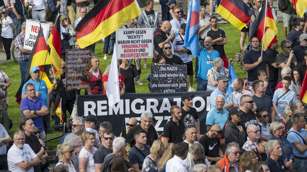 Сторонники ультраправой партии Альтернатива для Германии (AfD) собрались на предвыборное мероприятие в связи с европейскими выборами через неделю после убийства полицейского афганским иммигрантом в Мангейме, Германия, 07 июня 2024 года.