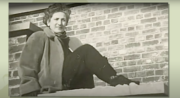 Бабушка Эммануэля Макрона, кадр из видео Бабушка Эммануэля Макрона, кадр из видео