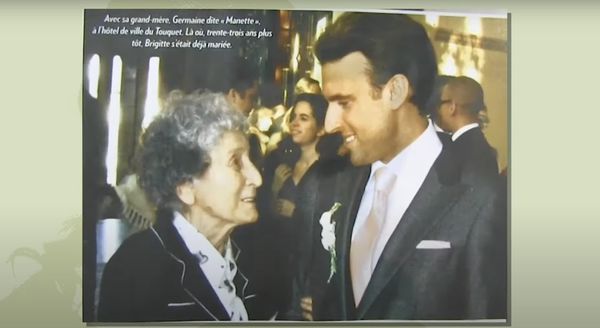 Бабушка Эммануэля Макрона с внуком, кадр из видео Бабушка Эммануэля Макрона с внуком, кадр из видео