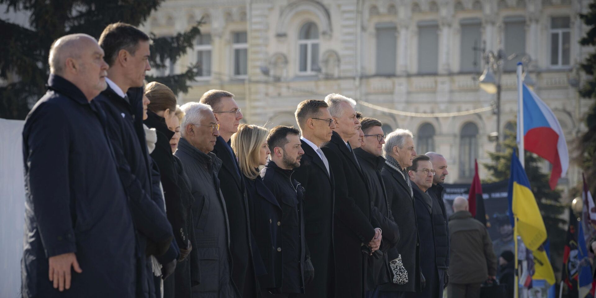 Европейские лидеры принимают участие в церемонии у мемориала павшим украинским воинам на площади Независимости в Киеве 24 февраля 2025 года - ИноСМИ, 1920, 04.06.2025