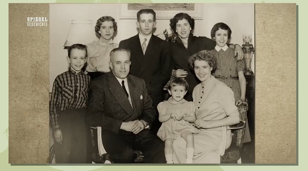 Фото семьи Троньё с лампой, кадр из видео