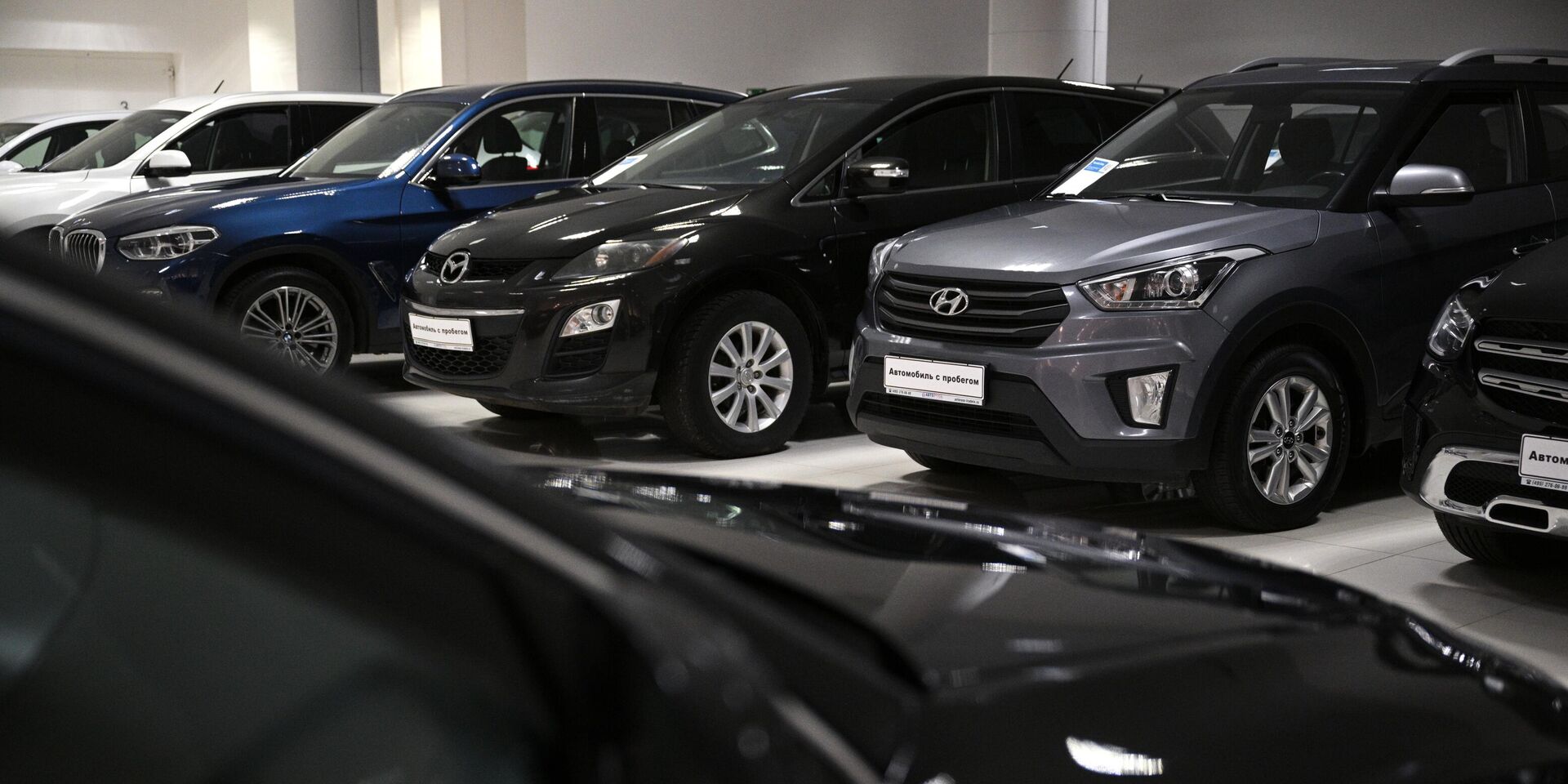 Автомобили в автосалоне в Москве. - ИноСМИ, 1920, 24.03.2026