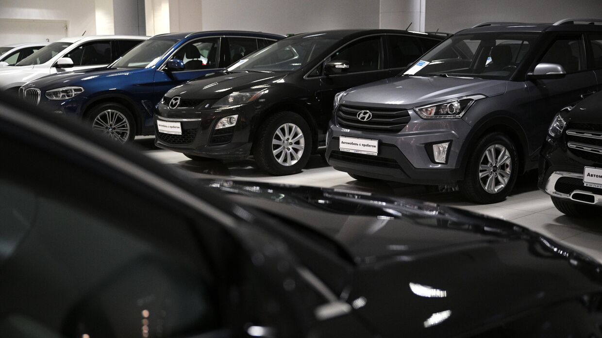 Автомобили в автосалоне в Москве.
