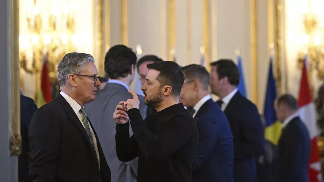 Премьер-министр Великобритании Кир Стармер и Владимир Зеленский во время саммита в Лондоне