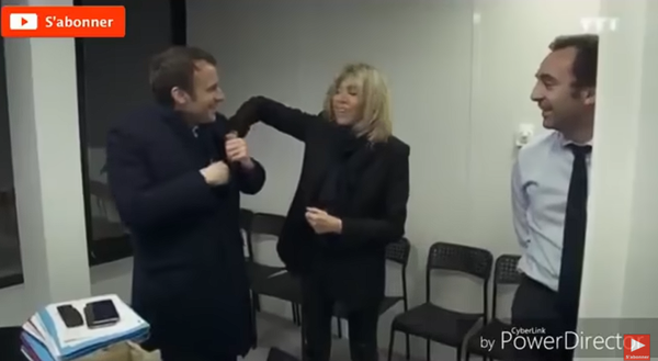 Б. Макрон обыскивает карманы Э. Макрона, кадр из видео Б. Макрон обыскивает карманы Э. Макрона, кадр из видео