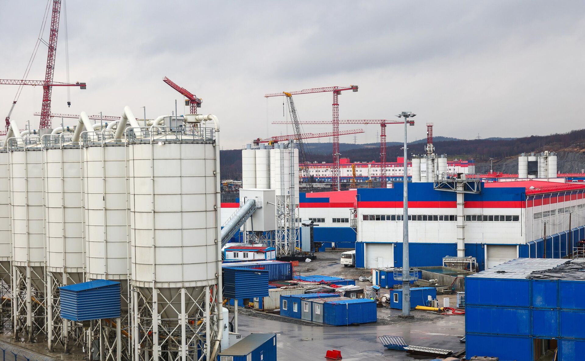 Строительство завода по производству линий сжижения природного газа в Мурманской области. Проект компании Новатэк для реализации стратегического проекта Арктик СПГ 2. Архивное фото 15.10.21 - ИноСМИ, 1920, 14.04.2026