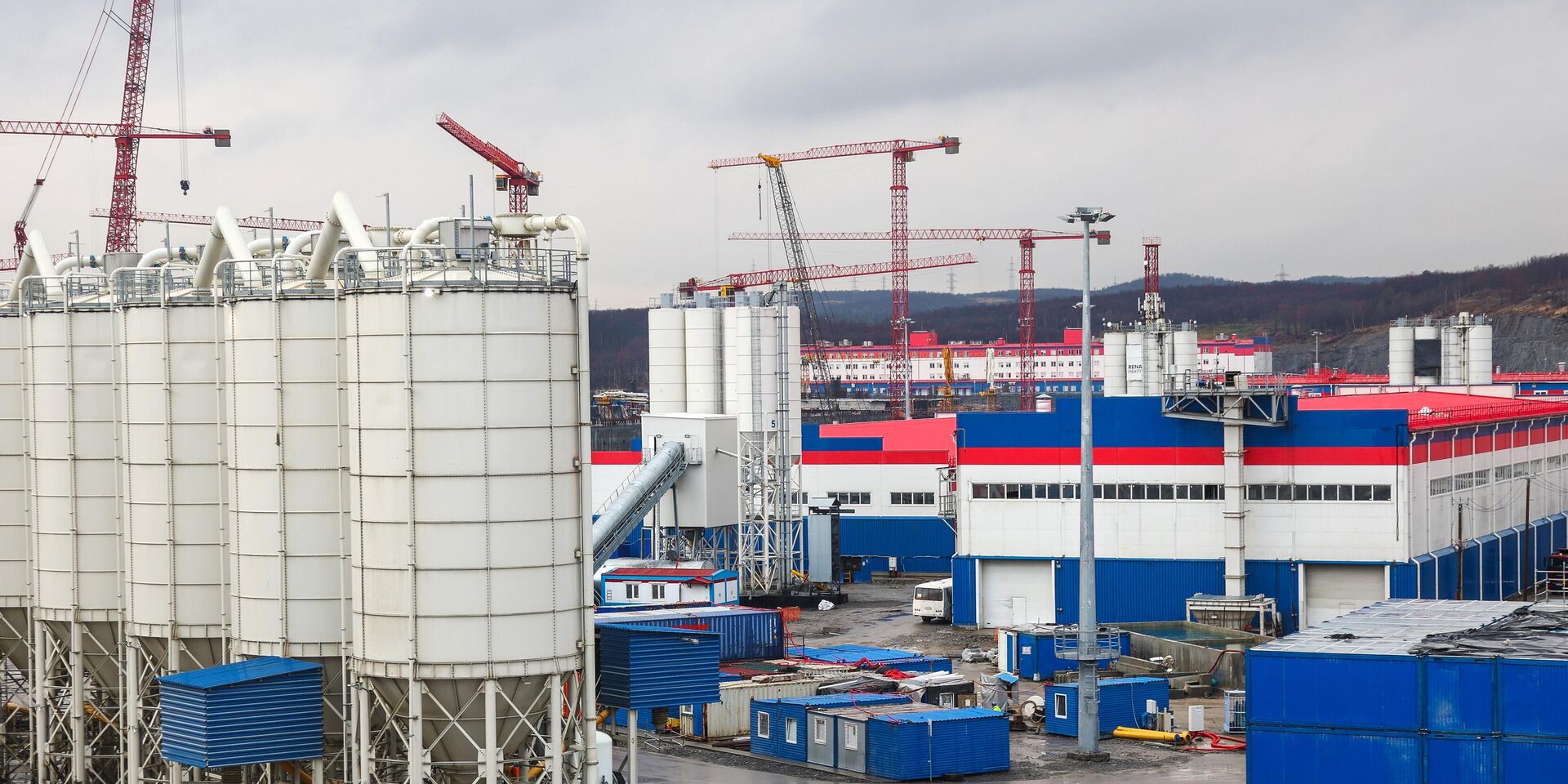 Строительство завода по производству линий сжижения природного газа в Мурманской области. Проект компании Новатэк для реализации стратегического проекта Арктик СПГ 2. Архивное фото 15.10.21 - ИноСМИ, 1920, 30.06.2025