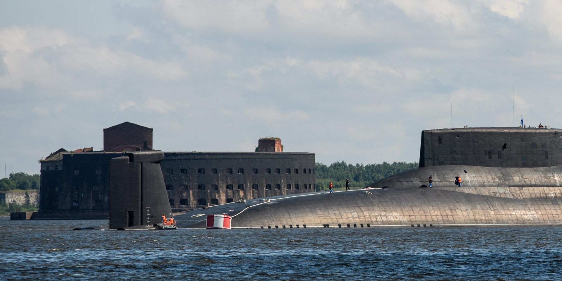 Атомная подводная лодка Дмитрий Донской прибыла в Кронштадт, чтобы принять участие в параде в честь Дня ВМФ. Архивное фото 2017 года - ИноСМИ, 1920, 13.06.2025