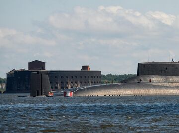 ΠΡΠΎΠΌΠ½Π°Ρ ΠΏΠΎΠ΄Π²ΠΎΠ΄Π½Π°Ρ Π»ΠΎΠ΄ΠΊΠ° ΠΠΌΠΈΡΡΠΈΠΉ ΠΠΎΠ½ΡΠΊΠΎΠΉ ΠΏΡΠΈΠ±ΡΠ»Π° Π² ΠΡΠΎΠ½ΡΡΠ°Π΄Ρ, ΡΡΠΎΠ±Ρ ΠΏΡΠΈΠ½ΡΡΡ ΡΡΠ°ΡΡΠΈΠ΅ Π² ΠΏΠ°ΡΠ°Π΄Π΅ Π² ΡΠ΅ΡΡΡ ΠΠ½Ρ ΠΠΠ€. ΠΡΡ
ΠΈΠ²Π½ΠΎΠ΅ ΡΠΎΡΠΎ 2017 Π³ΠΎΠ΄Π°