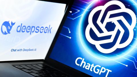 Логотипы чат-ботов DeepSeek и ChatGPT.
