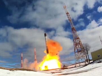 Пуск межконтинентальной баллистической ракеты стационарного базирования Сармат с космодрома Плесецк Пуск межконтинентальной баллистической ракеты стационарного базирования Сармат с космодрома Плесецк