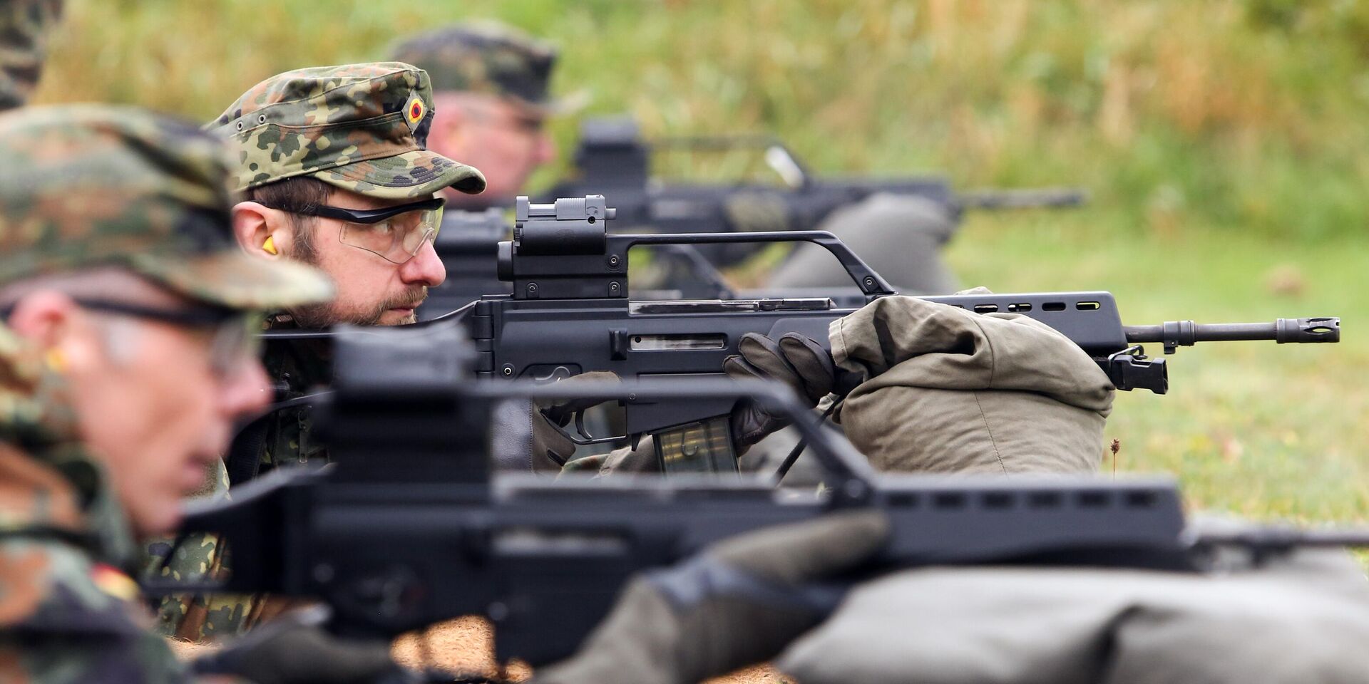 Солдаты-добровольцы тренируются в стрельбе из винтовок возле казарм Клаузевиц-Казерне в Нинбурге, Германия, 23 октября 2024 года - ИноСМИ, 1920, 24.03.2025