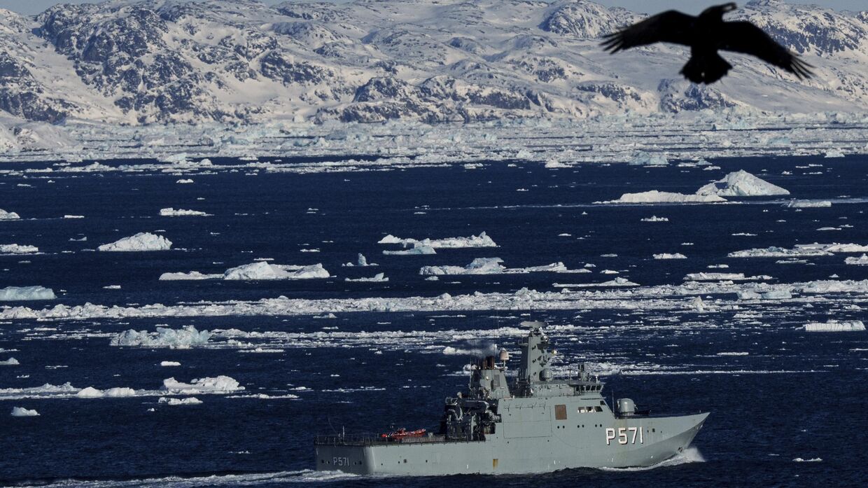 Военное судно ВМС Дании в водах Гренландии