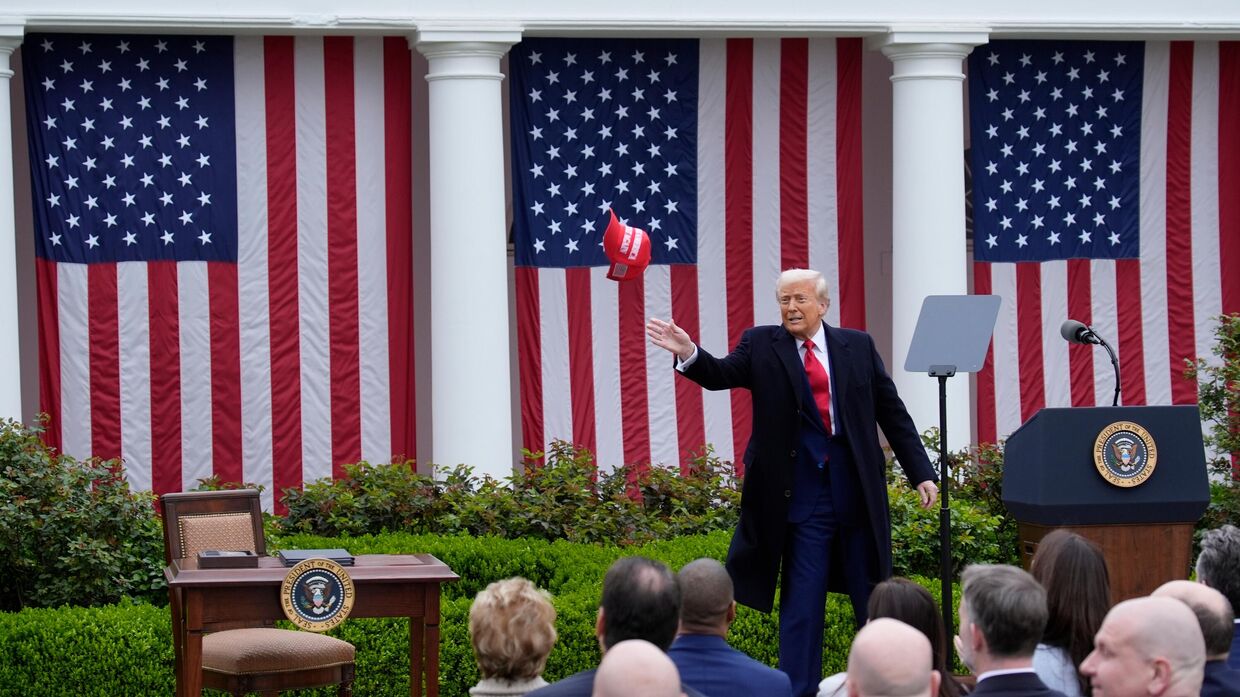 Президент США Трамп объявил о введении пошлин на продукцию других стран 2 апреля 2025 года