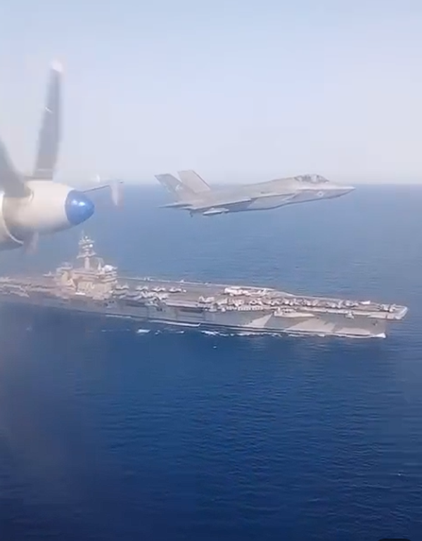 Пролет самолета Ил-38Н Новелла ВМФ России около корабля USS Carl Vinson ВМС США, источник: соцсети