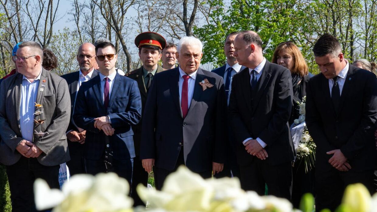 Посол РФ в ФРГ Сергей Нечаев (в костюме с красным галстуком) по приглашению администрации немецкого Зеелова принял участие в возложении венков в память о советских воинах-освободителях. 