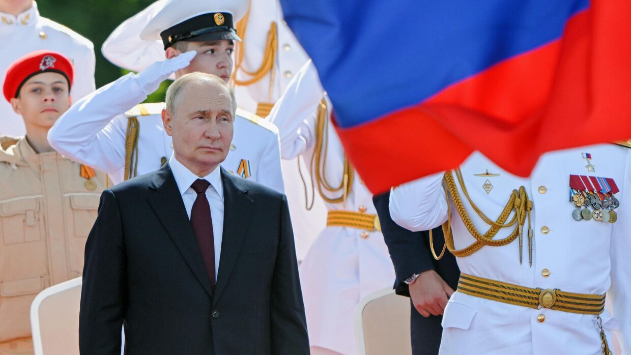 Президент Владимир Путин принял участие в Главном военно-морском параде