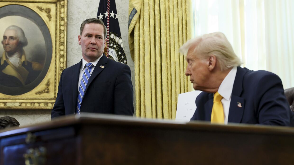 Cоветник президента США по нацбезопасности Майк Уолтц слушает президента Дональда Трампа в Овальном кабинете Белого дома 7 марта 2025 года