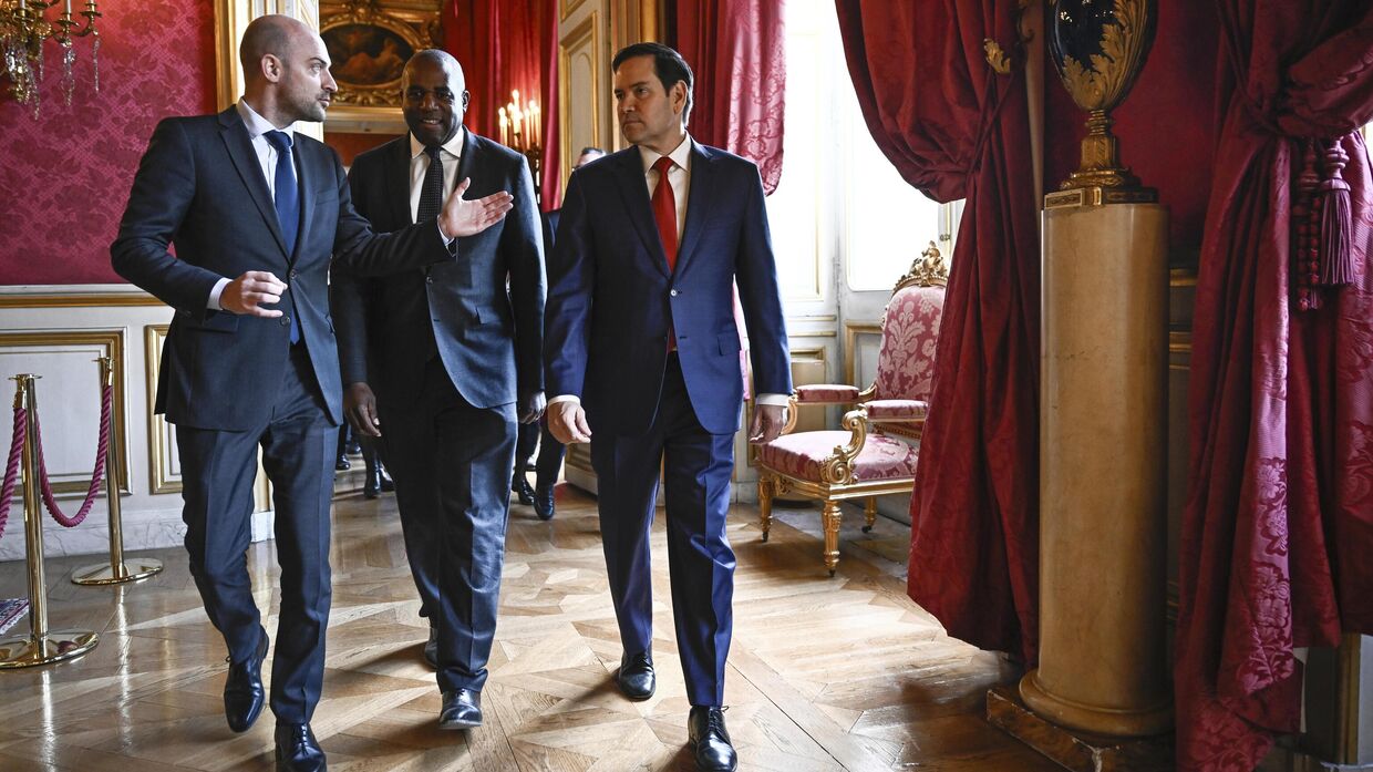 Министр иностранных дел Франции Жан-Ноэль Барро (слева), министр иностранных дел Великобритании Дэвид Лэмми (в центре) и госсекретарь США Марко Рубио в Париже  