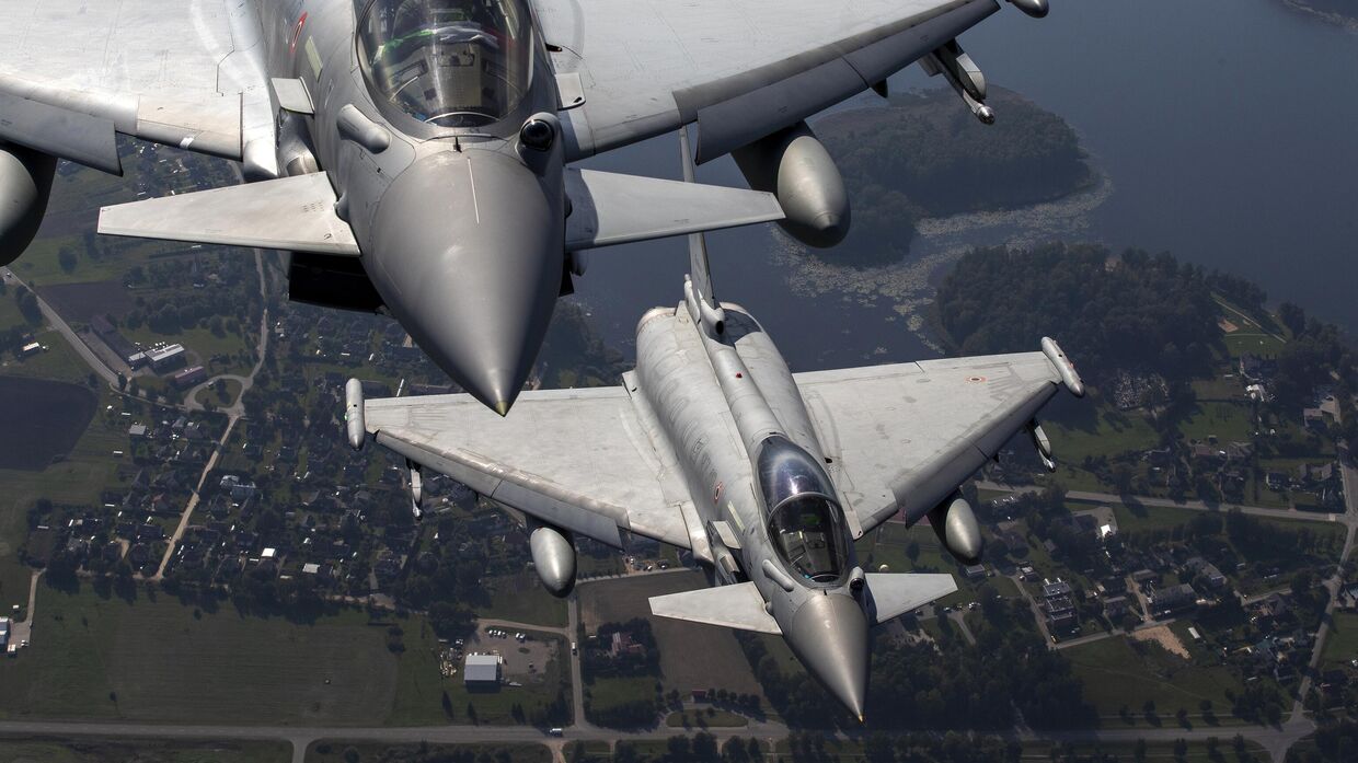 Военные истребители Eurofighter Typhoon ВВС Италии принимают участие в миссии НАТО по охране воздушного пространства стран Балтии - в воздушном пространстве Литвы, 12 сентября 2023 года.