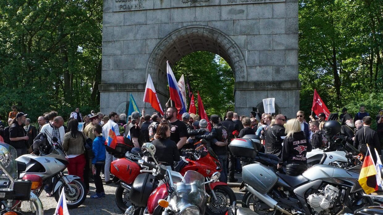 Участники мотоклуба Ночные волки у входа в Трептов-парк в Берлине