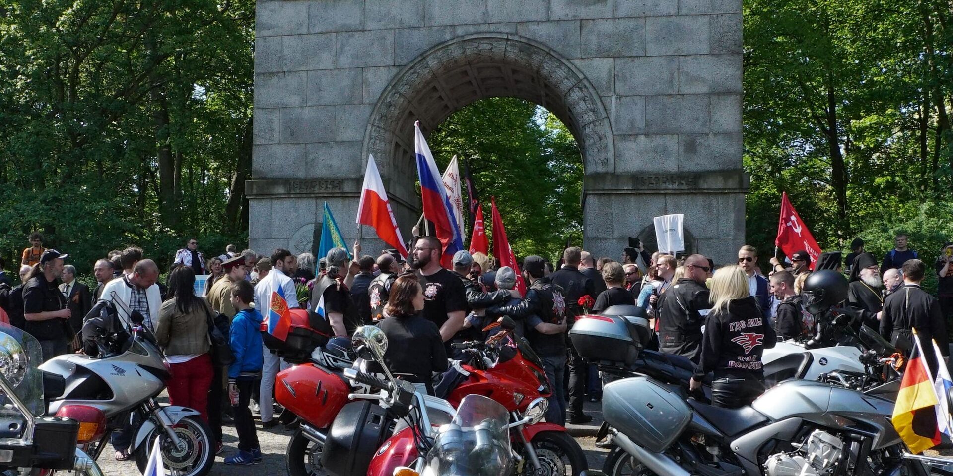 Участники мотоклуба Ночные волки у входа в Трептов-парк в Берлине - ИноСМИ, 1920, 26.04.2025