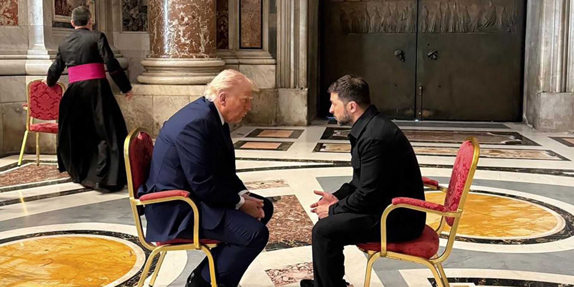 Беседа Дональда Трампа и Владимира Зеленского в соборе Святого Петра перед похоронами Папы Римского - ИноСМИ, 1920, 28.04.2025