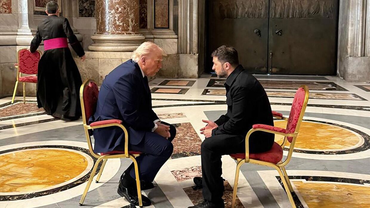 Беседа Дональда Трампа и Владимира Зеленского в соборе Святого Петра перед похоронами Папы Римского