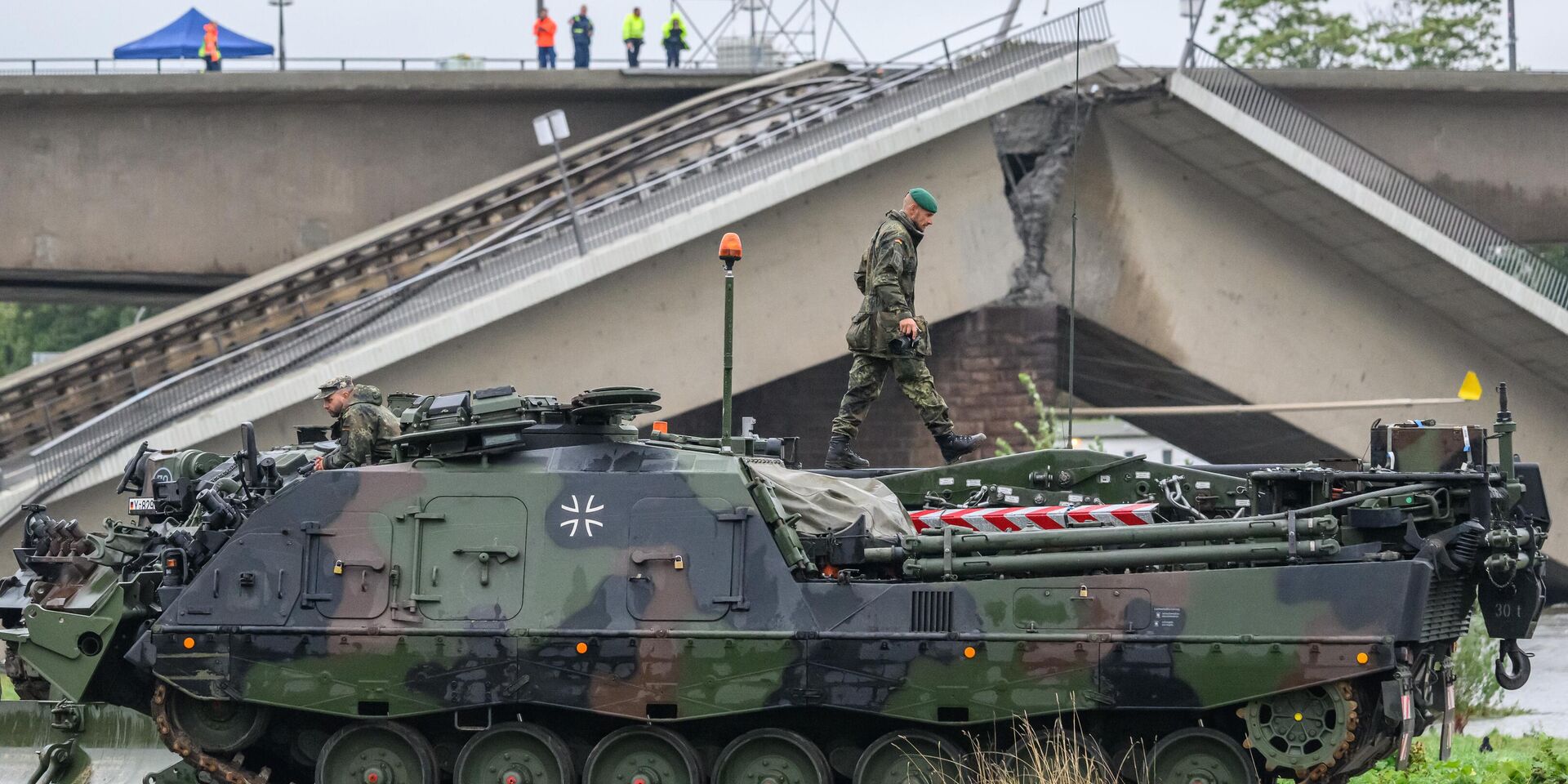 Бронированная эвакуационная машина бундесвера №3, известная как буффало, стоит рядом с обрушившимся мостом. 14 сентября 2024 года, Саксония, Дрезден. - ИноСМИ, 1920, 28.04.2025