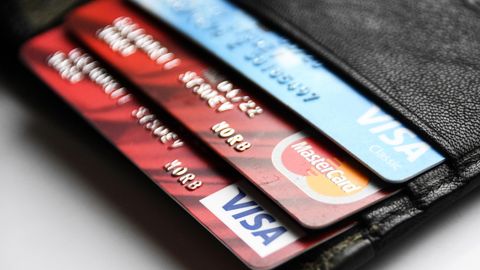 Банковские карты международных платежных систем VISA и MasterCard.