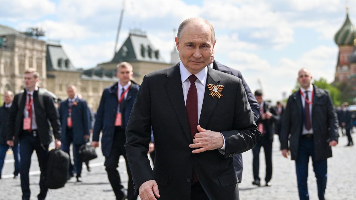 Президент РФ В. Путин и иностранные лидеры на военном параде в честь 80-летия Победы