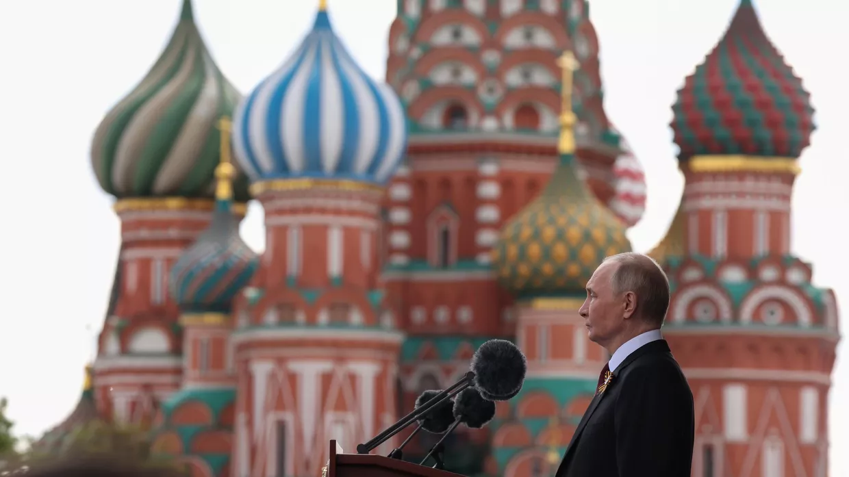 Президент РФ Владимир Путин выступает на Красной площади в Москве на военном параде, посвященном 80-летию Победы