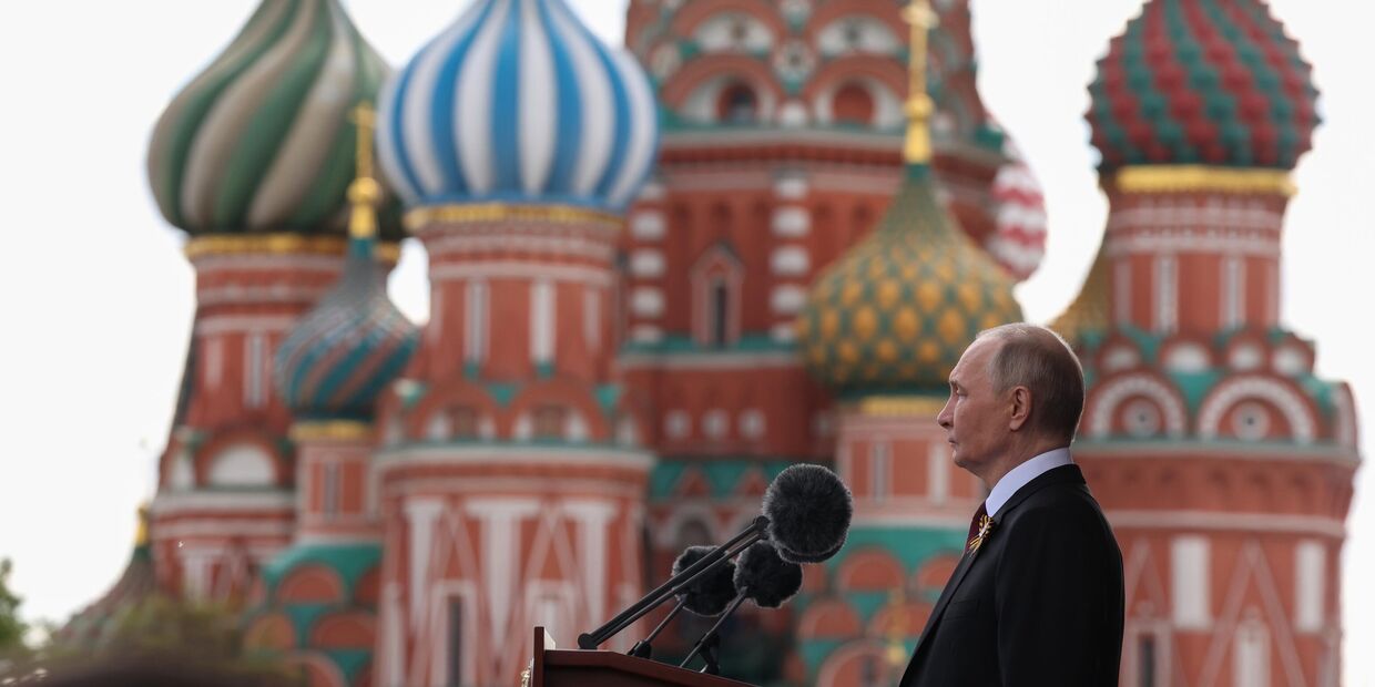 Президент РФ Владимир Путин выступает на Красной площади в Москве на военном параде, посвященном 80-летию Победы