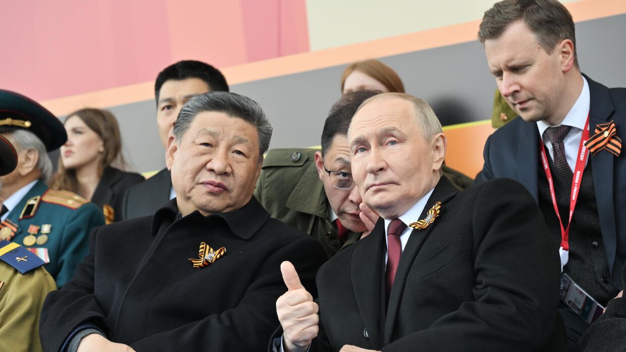 Президент РФ В. Путин и иностранные лидеры на военном параде в честь 80-летия Победы