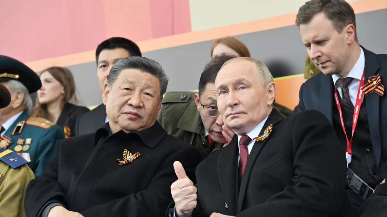 Президент РФ Владимир Путин и председатель КНР Си Цзиньпин на военном параде в честь 80-летия Победы