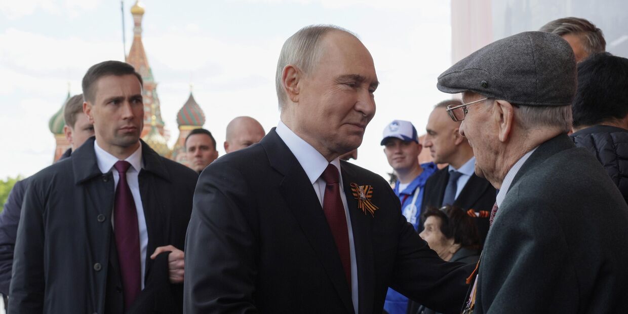 Президент РФ Владимир Путин на Красной площади в Москве на военном параде, посвященном 80-летию Победы