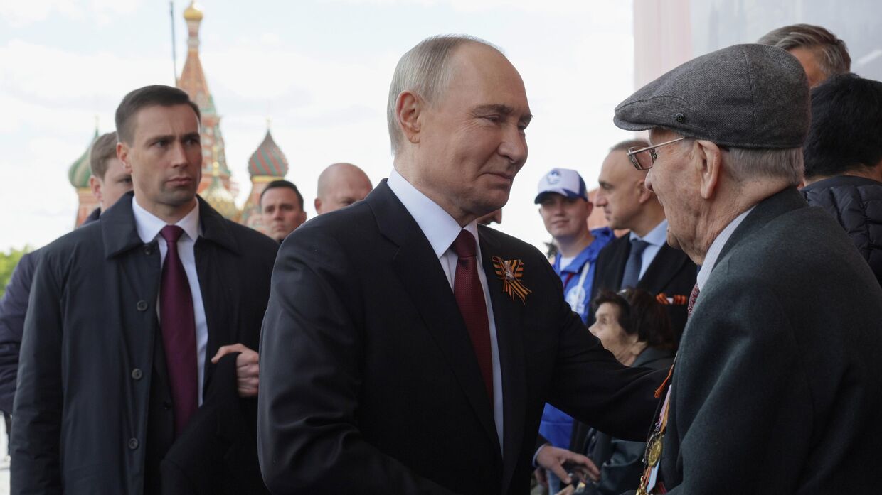 Президент РФ Владимир Путин на Красной площади в Москве на военном параде, посвященном 80-летию Победы