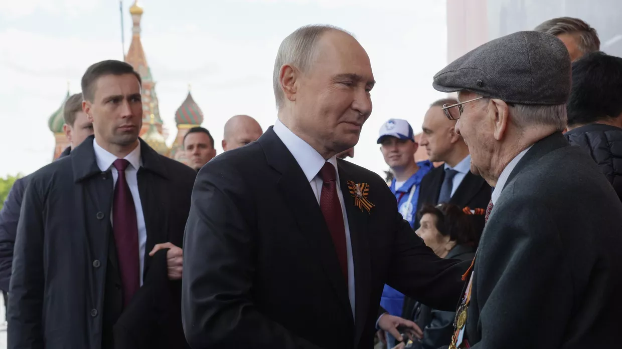 Президент РФ Владимир Путин на Красной площади в Москве на военном параде, посвященном 80-летию Победы