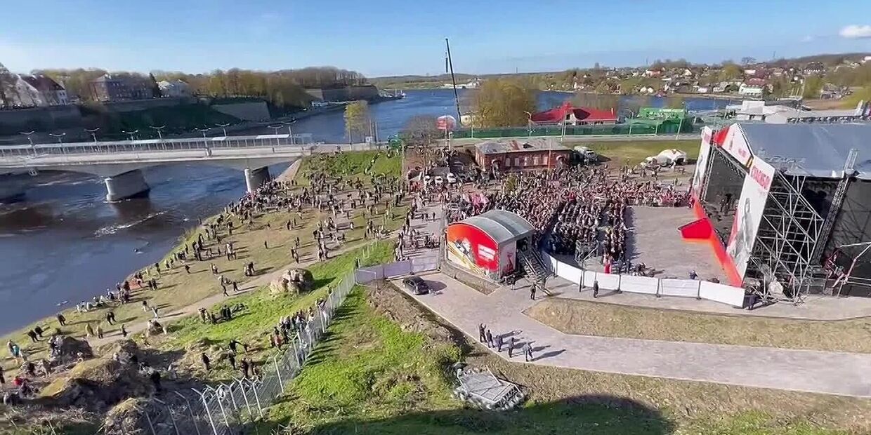 В российском Ивангороде показали концерт на 80-летие Победы для жителей эстонской Нарвы