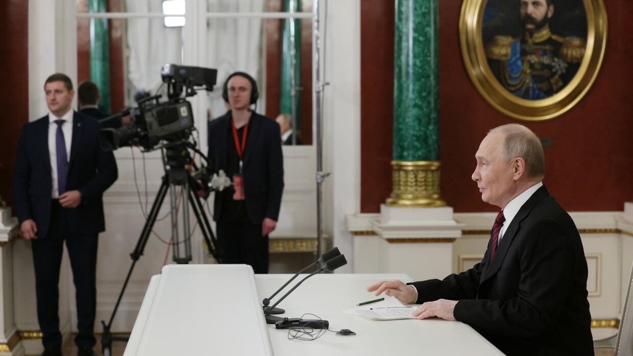 Владимир Путин обращается к представителям российских и зарубежных СМИ