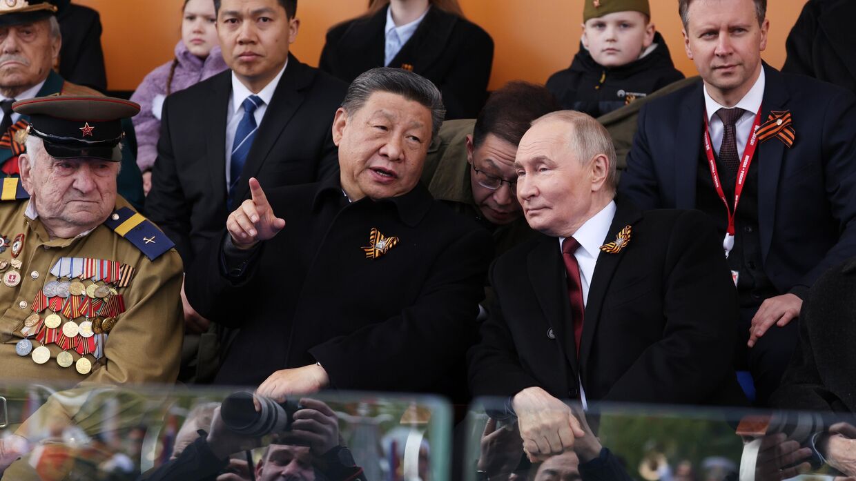9 мая 2025. Президент РФ Владимир Путин и председатель КНР Си Цзиньпин на Красной площади в Москве на военном параде, посвященном 80-летию Победы