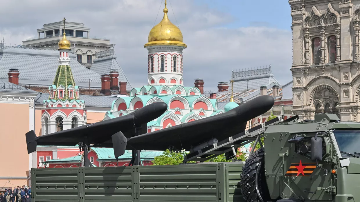 Беспилотные летательные аппараты Герань-2 на Красной площади в Москве на военном параде, посвященном 80-летию Победы в Великой Отечественной войне
