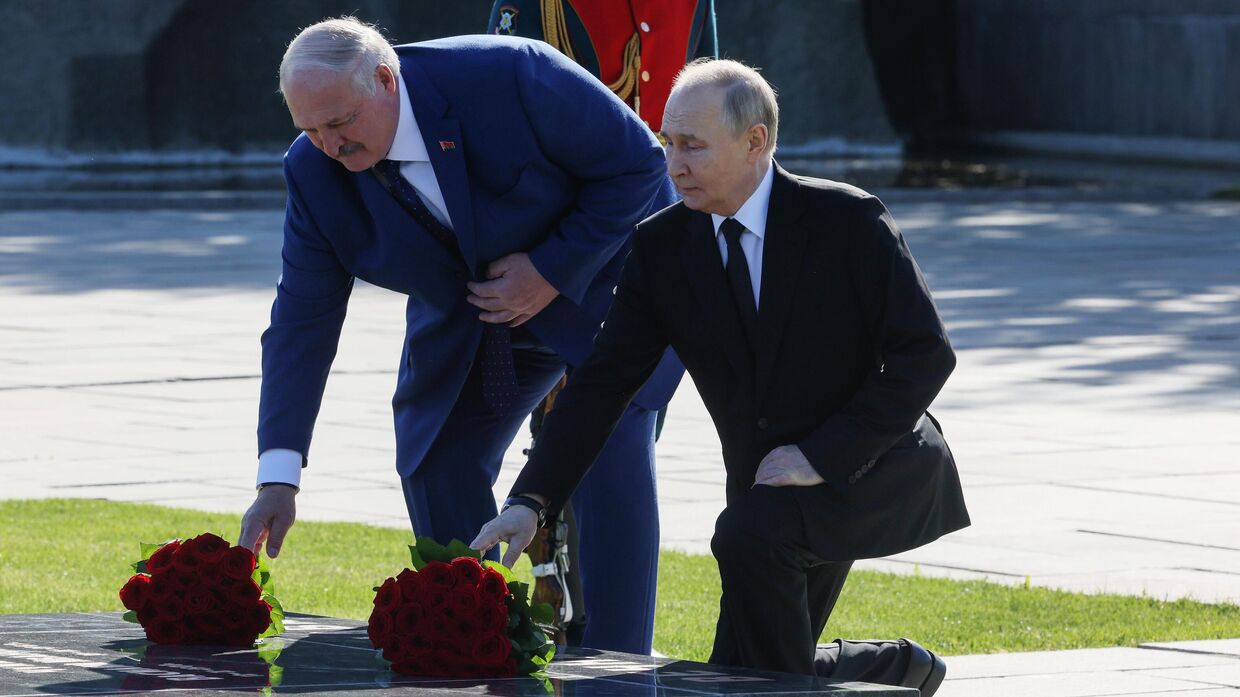 Президенты РФ и Белоруссии Владимир Путин и Александр Лукашенко посетили мемориальный комплекс Героям Сталинградской битвы. 29 апреля 2025 года