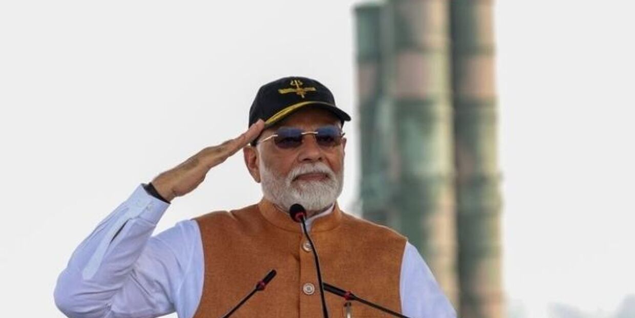 Премьер-министр Индии Нарендра Моди на фоне ЗРК С-400 выступает перед военнослужащими военно-воздушной базы Адампур . 13 мая 2025 года