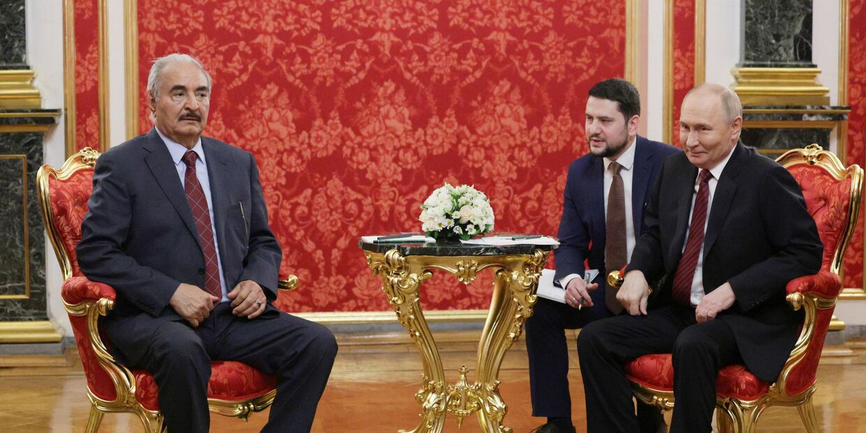 10 мая 2025. Президент РФ Владимир Путин и глава Ливийской национальной армии Халифа Хафтар (слева) во время встречи.